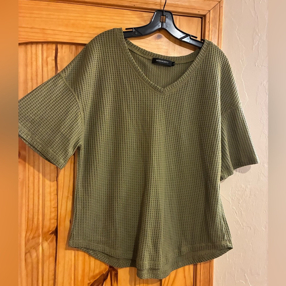 Women’s large Olive Green V-Neck Waffle Knit Top - Picture 3 of 4